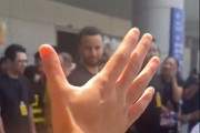 纯搞子！有球迷对库里喊“詹姆斯！詹姆斯！握个手詹姆斯！”